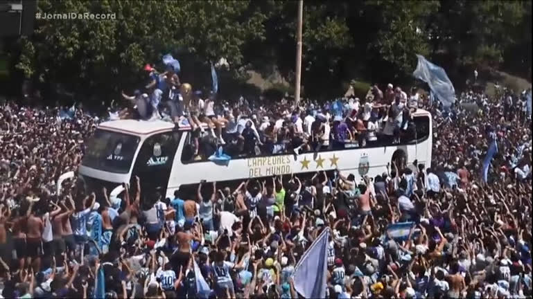 Vídeo: Torcedores lotam ruas de Buenos Aires para comemorar o tricampeonato da Copa com a seleção