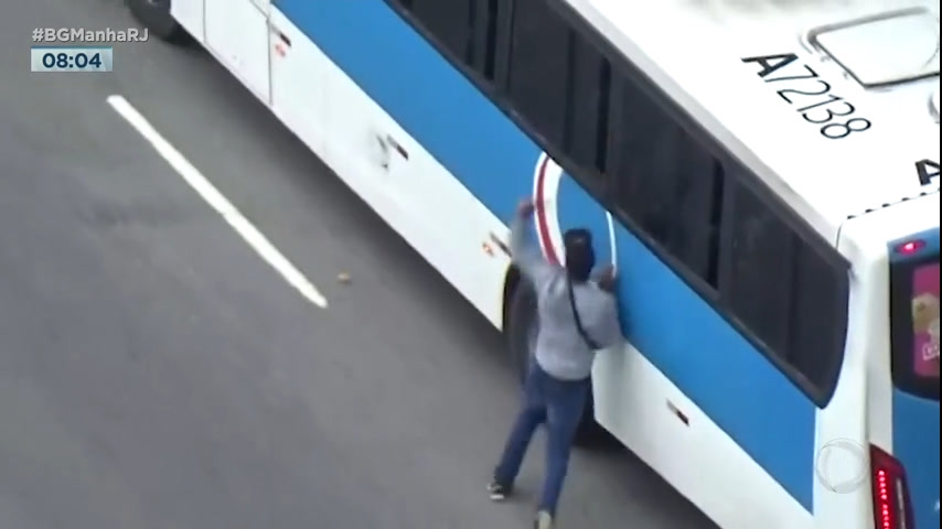 Vídeo: Ladrões roubam celulares através de janelas de ônibus e carros no Rio