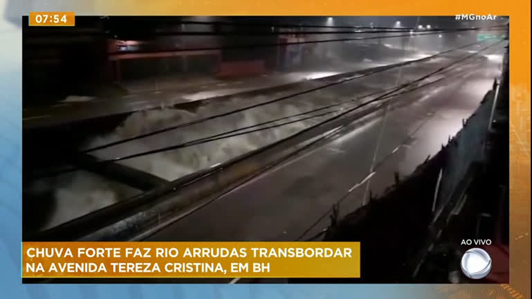 Vídeo: Rio Arrudas transborda por causa da chuva e interdita avenida Teresa Cristina em Belo Horizonte