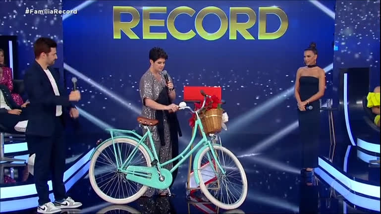 Vídeo: Miguel Coelho dá bicicleta a Mariana Godoy