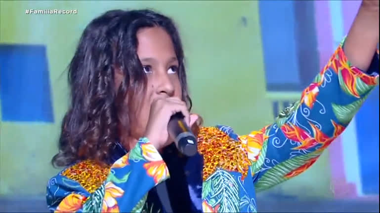Vídeo: Emmanuel Ferraro canta Alceu Valença no palco do Família Record