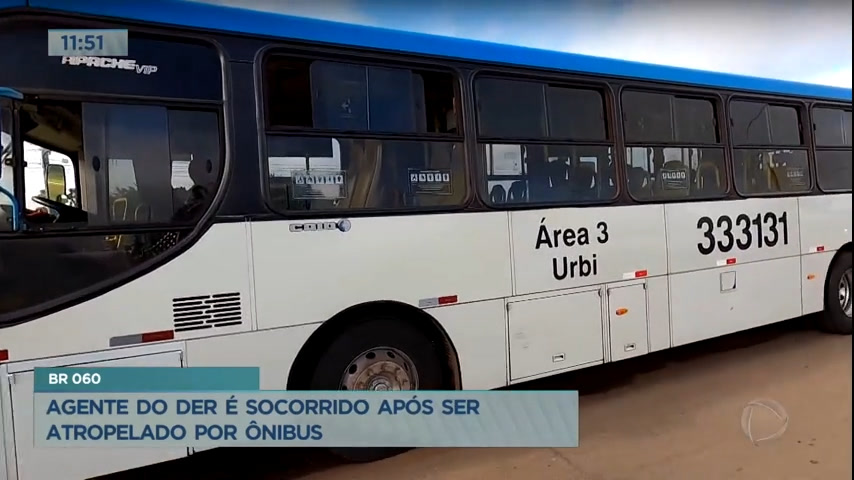 Vídeo: Agente do DER fica ferido após ser atropelado por ônibus na BR-060