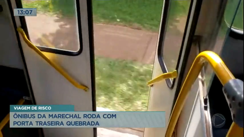 Vídeo: Ônibus da Marechal roda com porta traseira quebrada