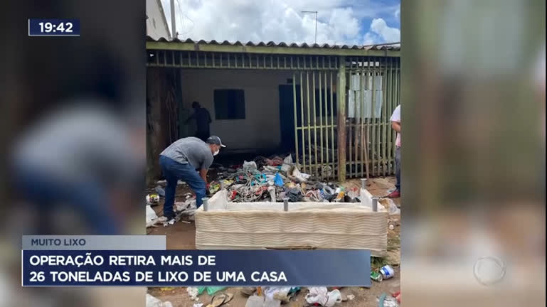 Vídeo: Operação retira mais de 26 toneladas de lixo de uma casa