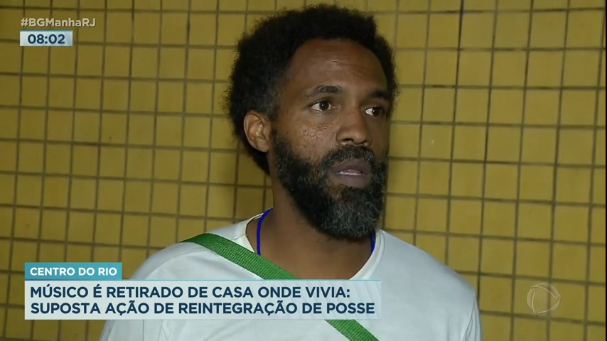 Vídeo: Músico é retirado da casa onde vivia após ser surpreendido por suposta reintegração no Rio