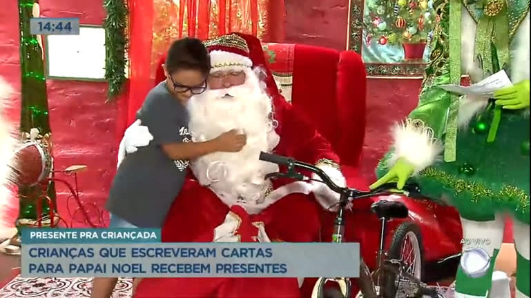Vídeo: Crianças que escreveram cartas para Papai Noel recebem presentes