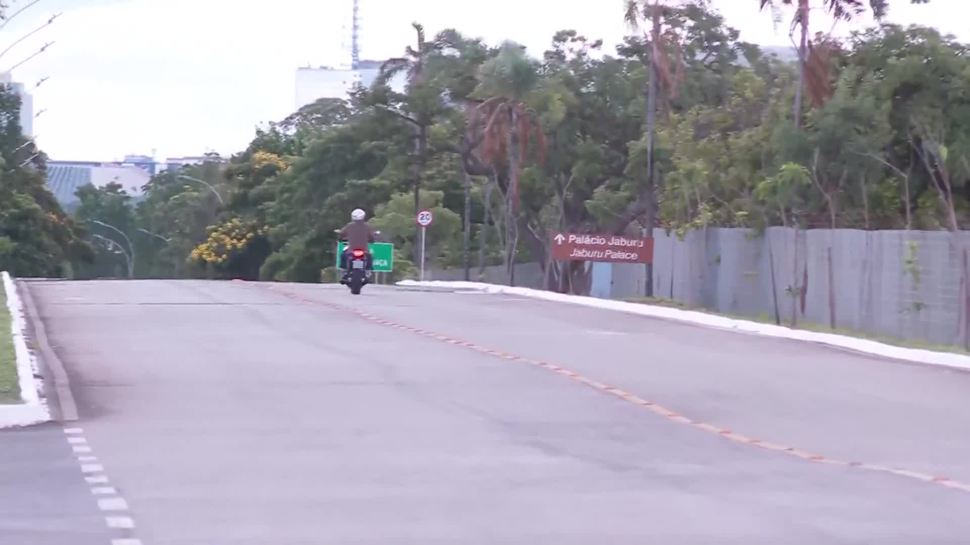 Vídeo: Bolsonaro passeia de moto por Brasília na tarde de sábado (24)