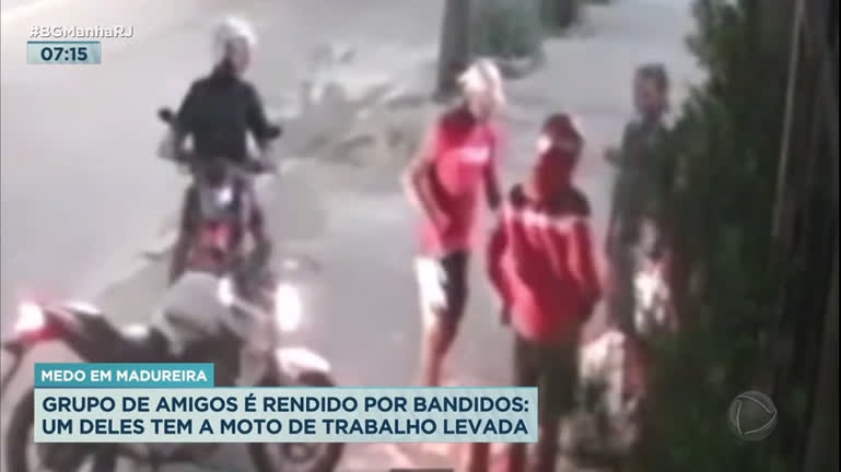 Vídeo: Grupo de amigos é alvo de criminosos na zona norte do Rio