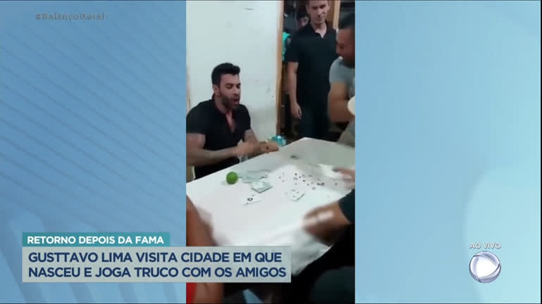 Vídeo: Gusttavo Lima volta à cidade em que nasceu e joga baralho com amigos