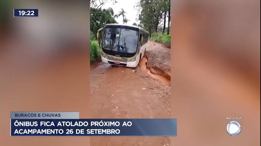 Vídeo: Ônibus fica atolado próximo ao acampamento 26 de Setembro