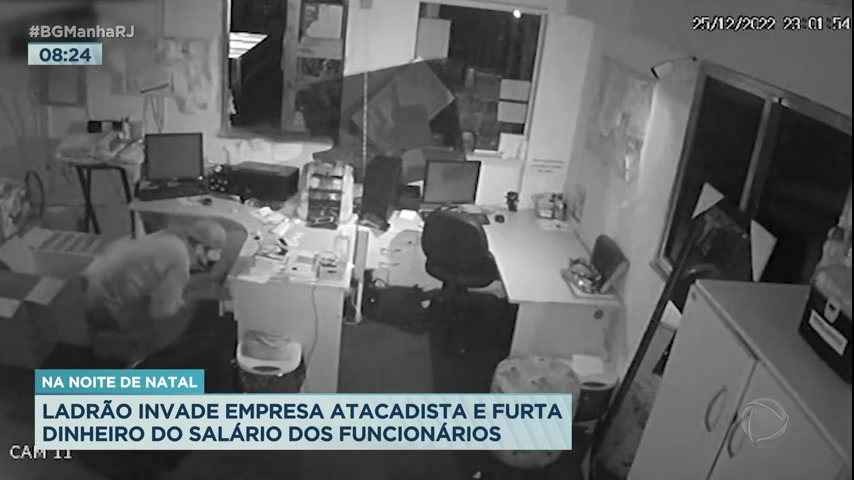 Vídeo: Câmeras flagram ladrão invadindo empresa atacadista em Vigário Geral, na zona norte do Rio