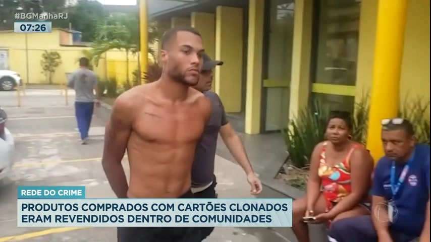Vídeo: Criminoso revende produtos comprados com cartão clonado em comunidades no Rio