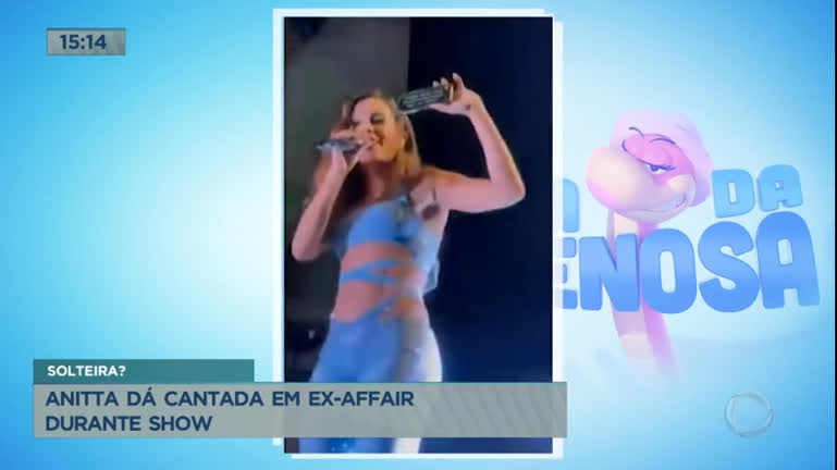 Vídeo: Anitta dá cantada em ex-affair durante show