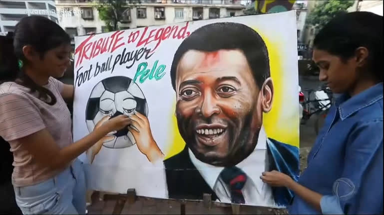 Vídeo: Em todo o mundo, torcedores, jogadores e a imprensa homenageiam Pelé