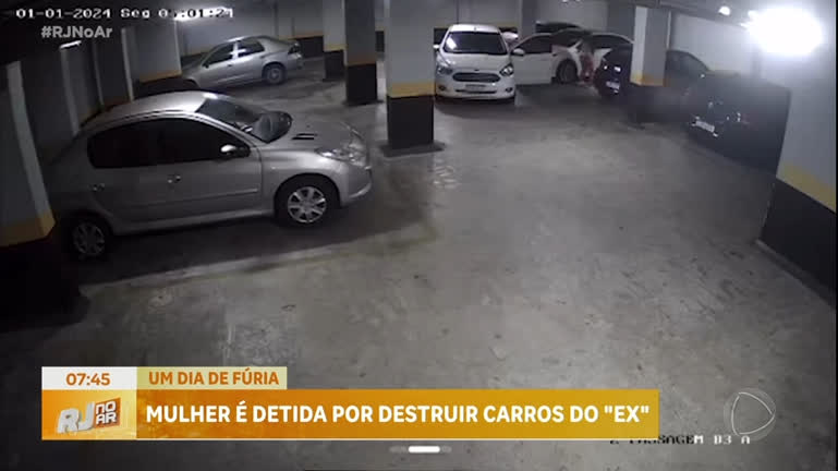 Vídeo: Mulher invade condomínio do ex-companheiro e quebra carros no Rio de Janeiro