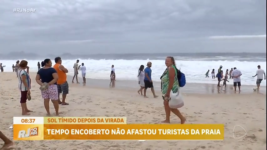 Vídeo: Tempo nublado não afasta turistas da praia no Rio de Janeiro