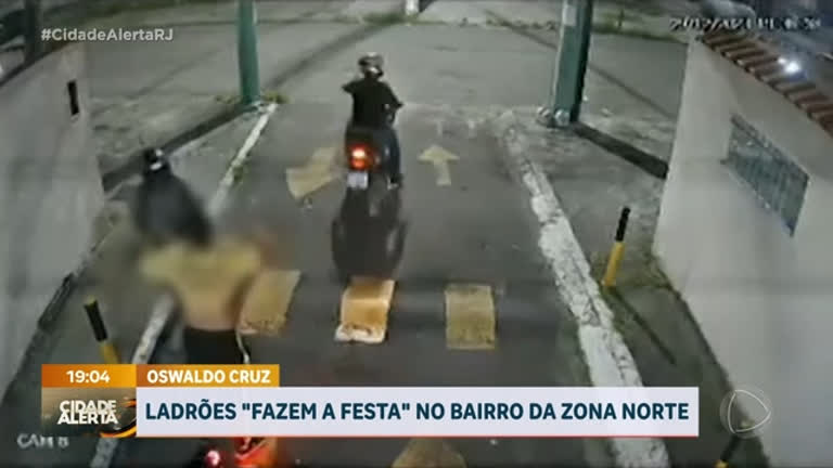 Vídeo: Entregador de aplicativo tem moto furtada na zona norte do Rio
