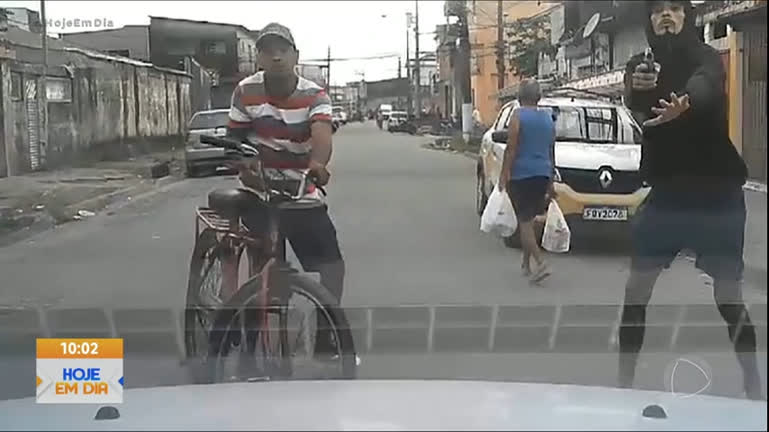 Vídeo: Motorista de aplicativo relata tentativa de assalto assustadora no litoral de SP