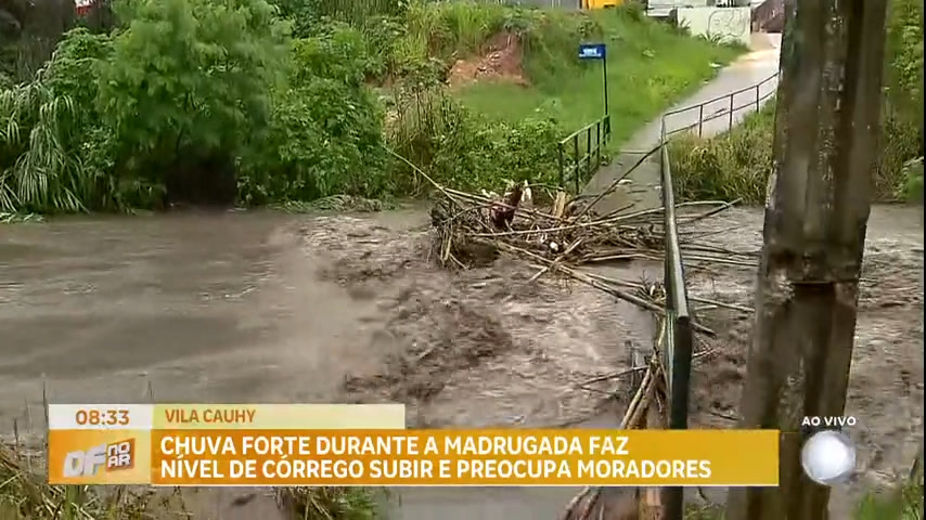 Vídeo: Córrego transborda e deixa pessoas desalojadas na Vila Cauhy, no DF