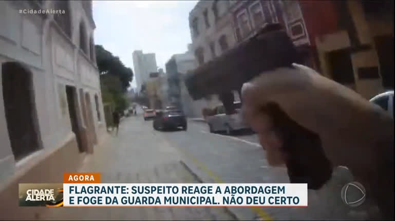 Vídeo: Câmera registra perseguição policial no Paraná; suspeito reagiu à abordagem da GCM