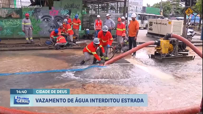 Vídeo: Vazamento de água interdita estrada da Cidade de Deus, na zona oeste do Rio
