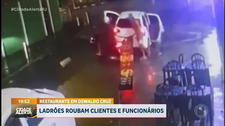 Vídeo: Criminosos roubam clientes e funcionários em restaurante na zona norte do Rio