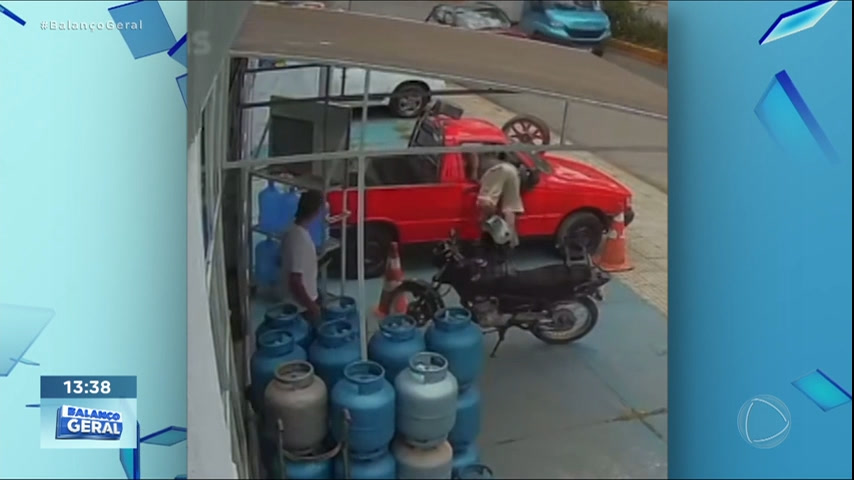 Vídeo: Ladrão tenta roubar carro na frente do dono, mas é imobilizado e detido