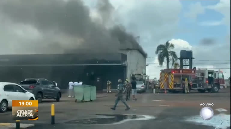 Vídeo: Lanchonete pega fogo e assusta moradores na Ponte Alta do Gama
