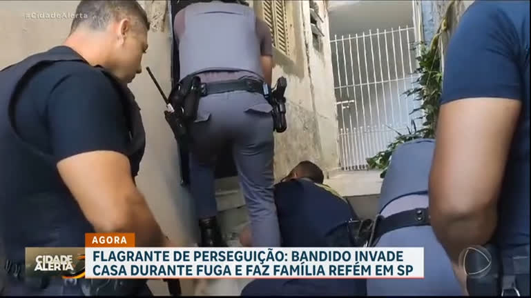 Vídeo: Bandido invade casa durante fuga e faz família refém em São Paulo