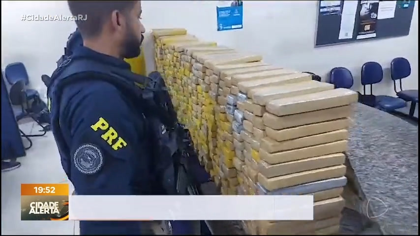 Vídeo: PRF apreende 350 kg de drogas na Baixada Fluminense