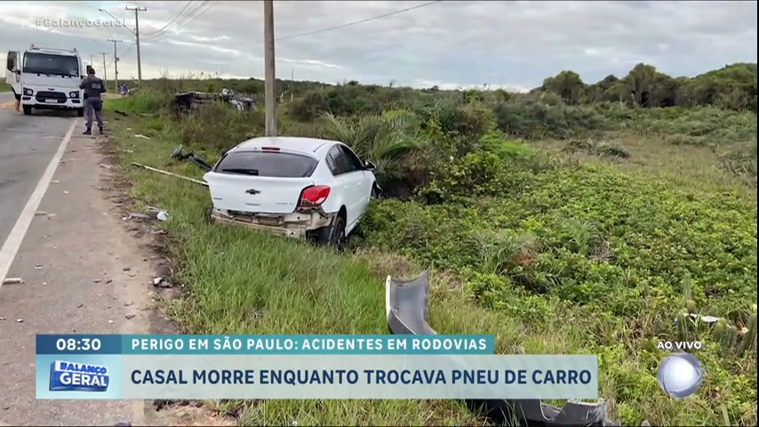 Vídeo: Casal morre atropelado ao descer do carro para trocar pneu