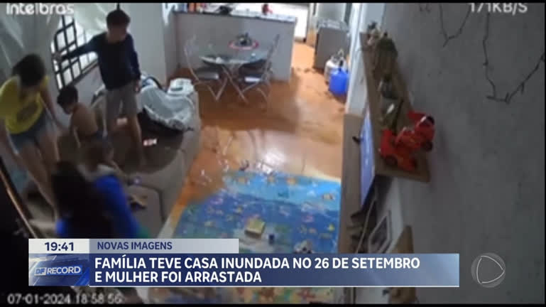Vídeo: Família teve casa inundada no 26 de Setembro e mulher é arrastada