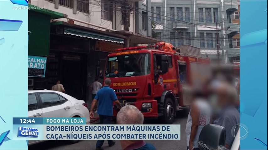 Vídeo: Bombeiros encontram máquinas caça-níqueis após combater incêndio em loja