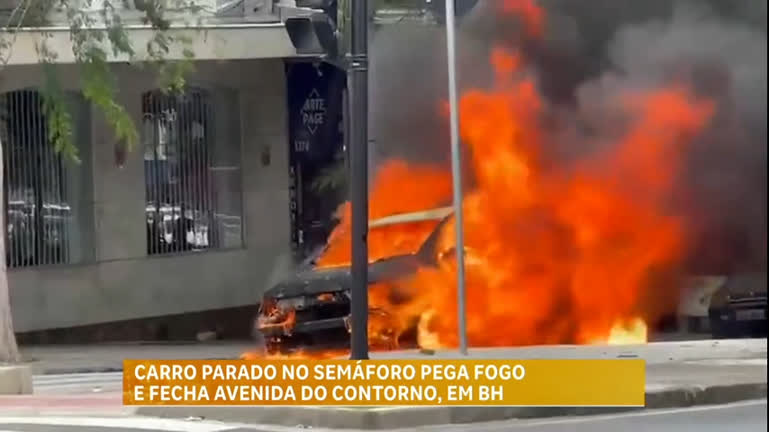 Vídeo: Carro é tomado por chamas e interdita avenida do Contorno, em Belo Horizonte