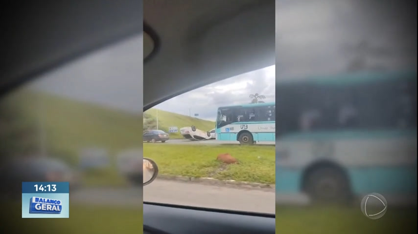 Vídeo: Ônibus atinge três carros em Valparaíso (GO)