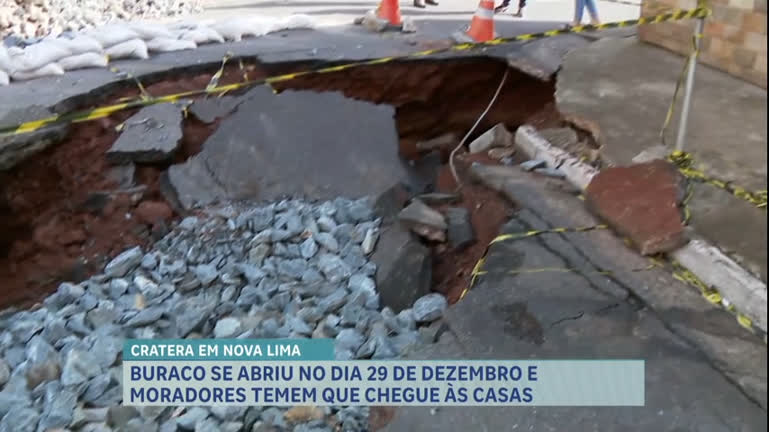 Vídeo: Cratera no meio da rua atrapalha circulação de moradores em Nova Lima (MG)