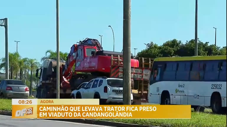 Vídeo: Caminhão que transportava trator fica preso em viaduto da Candangolândia (DF)