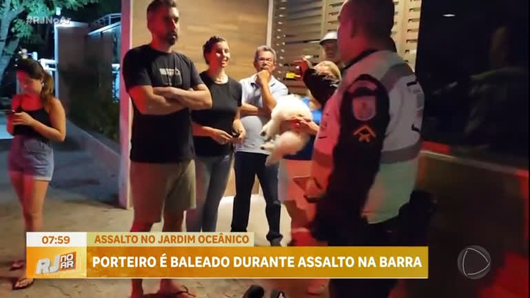 Vídeo: Porteiro é atingido por bala perdida durante confronto entre polícias e criminosos na zona oeste do Rio