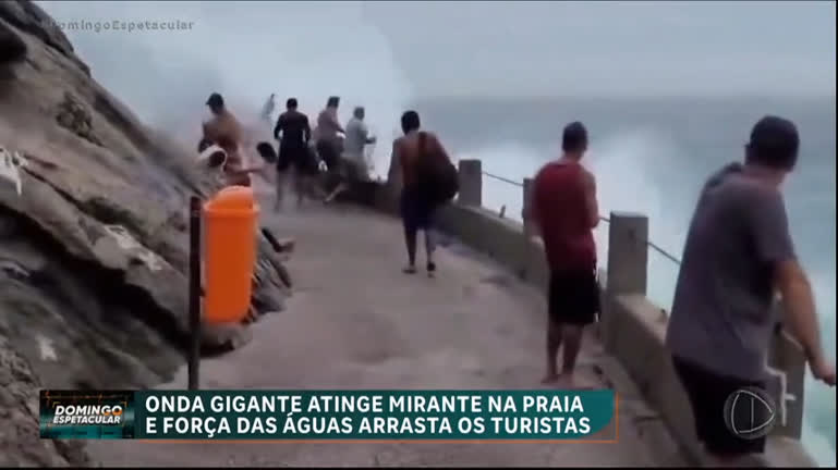 Vídeo: Quase Morri : onda gigante arrasta banhistas em praia no Rio de Janeiro