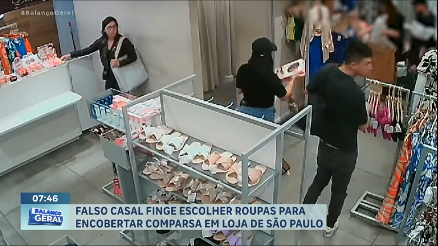 Vídeo: Casal finge escolher roupas enquanto mulher rouba celulares em balcão de loja