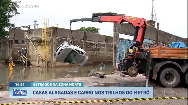 Vídeo: Carro cai nos trilhos do metrô durante chuvas na zona norte do Rio