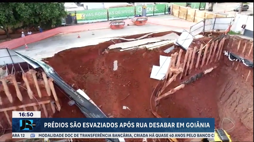 Vídeo: Dois prédios são esvaziados após rua desmoronar em Goiânia (GO)