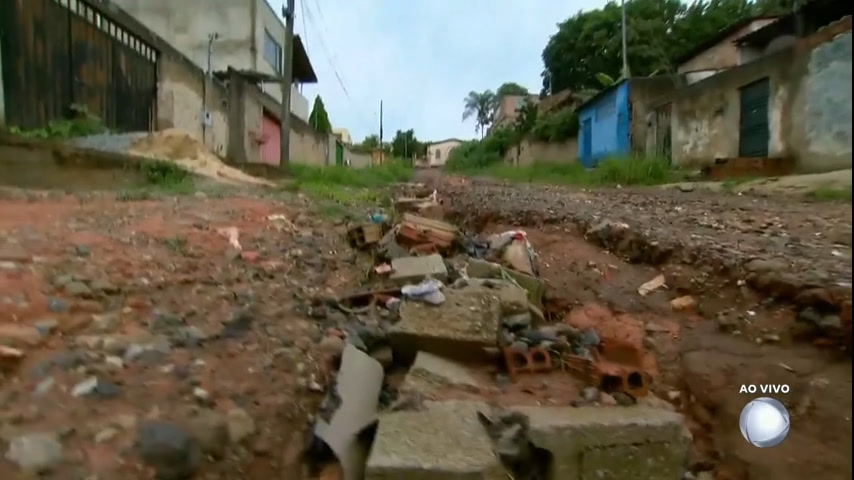 Vídeo: Bairro a Bairro: lama, buracos e mato alto geram dificuldades para moradores em Esmeraldas (MG)