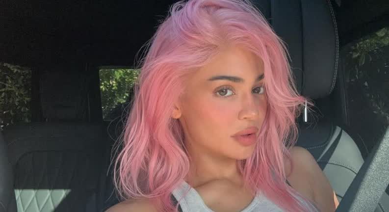 Vídeo: Kylie Jenner surpreende os fãs ao aparecer com o cabelo rosa