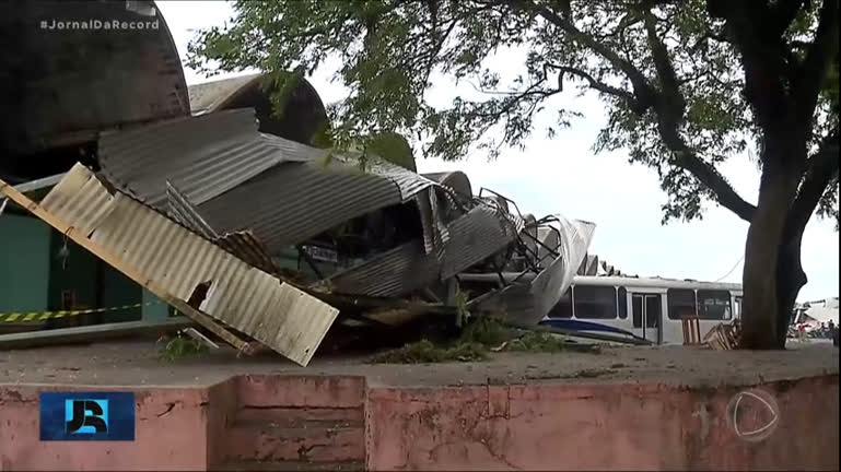 Vídeo: Temporal no Rio Grande do Sul deixa duas mortes e causa estragos em 40 cidades