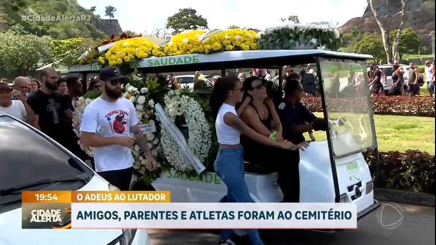 Vídeo: Corpo de lutador morto ao tentar recuperar moto é enterrado no Rio de Janeiro