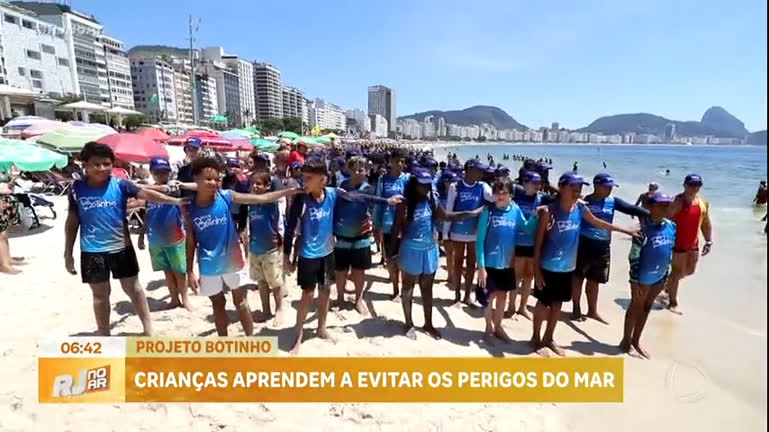 Vídeo: Projeto Botinho: Crianças aprendem a evitar perigos no mar em praias do Rio