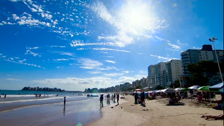 Vídeo: Mineiros curtem praia nas férias no litoral capixaba em Guarapari (ES)