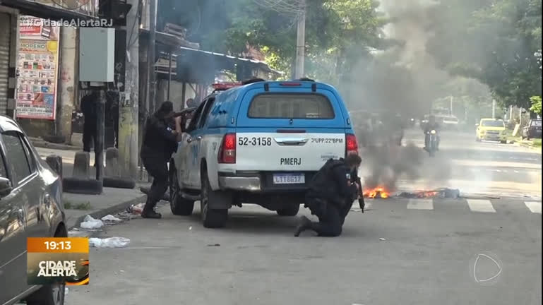 Vídeo: Policiais são recebidos com tiros e protestos durante operação em comunidades da zona norte do Rio