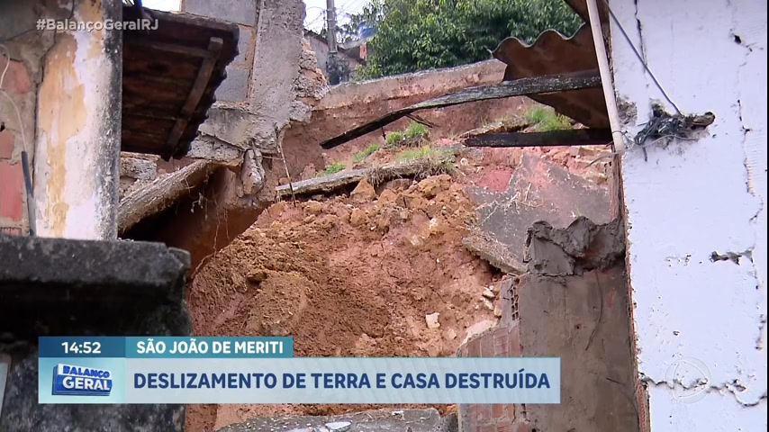 Vídeo: Idosa tem casa destruída durante deslizamento de terra na Baixada Fluminense